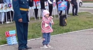 Чотирирічній дівчинці на 9 травня розповіли, що її батько повернувся з війни в Україні ветераном бойових дій посмертно