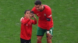 A child ran onto the Euro 2024 pitch to take a photo with Cristiano Ronaldo (2 photos + video)