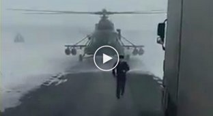 Пилот военного вертолёта сел на трассу, чтобы спросить дорогу в Актюбинской области (маты)