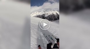 За секунду до катастрофы: лыжницу с собакой чуть не накрыла лавина