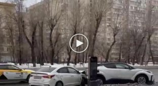 У Москві неадекватний водій кілька разів протаранив електрокар, що заряджається.