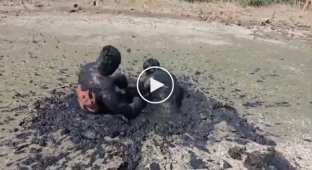 Мужчины устроили забавную битву в грязи