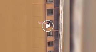 В Китае любовница спустилась с 10-го этажа по фасаду, спасаясь от вернувшейся жены