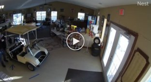 Американец заменил батарею на гольфмобиле внутри своего жилища