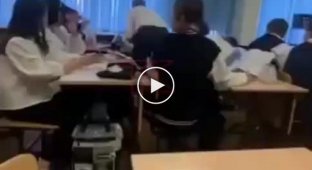 “This is not a child, this is an idiot”: in a Russian school there was a conflict between a teacher and a student over a phone