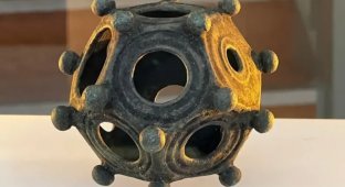 Archaeologists are puzzled by a strange Roman object found in England (3 photos)