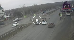 В Красноярске водитель BMW разбил три машины и уехал