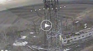 Росіянин висить на вежі зв'язку після атаки українського дрона-камікадзе