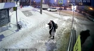 Угодил под колеса: в России автобус проехал по руке подростка