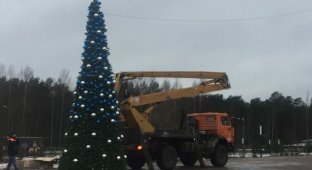 В Сосновом Бору начали возвращать украденные с новогодней елки игрушки (2 фото)