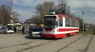 Трамвай против ДПС в Таганроге (8 фото)