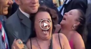 Неожиданный момент: Макрон и внимание двух женщин