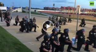 Полицейские из Штата Айова встали на колени