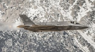 Фотограф зняв, як ударні хвилі заломлюють світло навколо літака F-35C (5 фото)