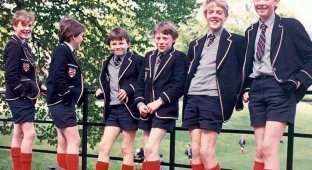 Why are boys under 8 not allowed to wear pants in England? (2 photos)
