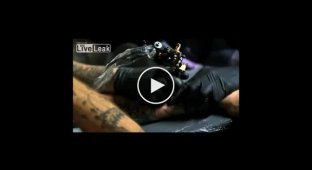 Процесс нанесения татуировки в замедленной съемке