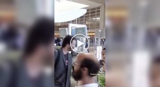Просто Киану в аэропорту