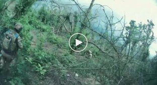 Украинские защитники зашли во вражеский блиндаж и заложили там противотанковую мину для уничтожения