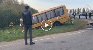 Водитель внедорожника столкнул школьный автобус в кювет в Чувашии
