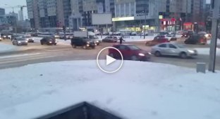 В Екатеринбурге парень регулирует дорожное движение