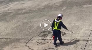 Japanese airport employee draws street art for passengers with water