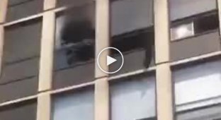Кот выпрыгивает с 5 этажа горящего здания