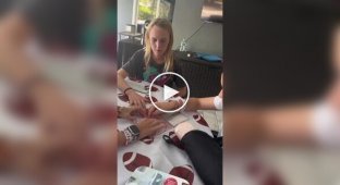 Подростки пытаются достать диск из коробки