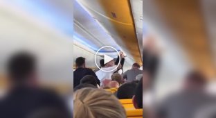 He slapped and made noise: social networks were shocked by a man who got into a fight on board