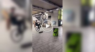 A difficult and cool trick by a cyclist