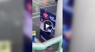 Пакистанский журналист случайно снял, как газировку переливают из стаканов обратно в бутылки