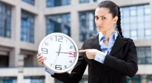 A Show of False Concern, or Why You Shouldn't Wait for Latecomers (4 photos)