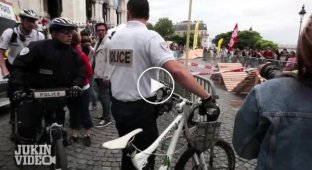 Парижский полицейский опробовал велосипедную трассу