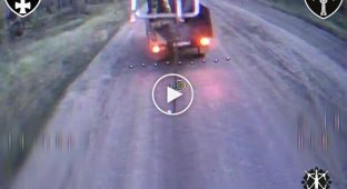 Дрон-камикадзе атаковал редкий вражеский грузовик УАЗ Карго, в кузове которого находился россиянин