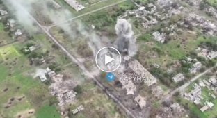Повідомляється про зйомки двох керованих бомбових ударів JDAM-ER по російських військових у Донецьку.