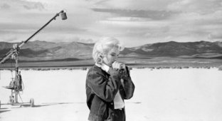 Мерилин Монро на съемках своего последнего фильма (13 фото)