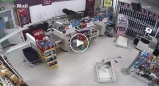 В Лондоне грабители проникли в магазин с помощью бензопилы