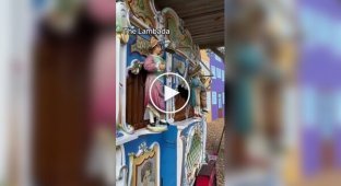 Mechanics and disco: a street organ played legendary hits