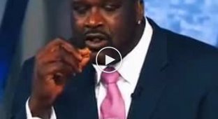 Shaquille O'Neal tries spicy nachos