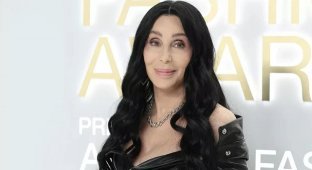 Cher Reveals How John Lennon Stripped Down in Front of Her at the Playboy Mansion (4 Photos)