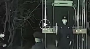 В Китае начальник отпустил пожарного к девушке, заступив на его пост