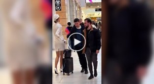 Забавная реакция людей в аэропорту на высокую стюардессу