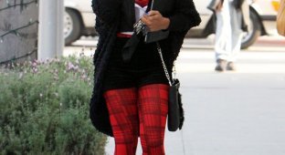 Christina Milian в красных штанах (7 фотографий)