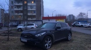 Последствия парковки на газоне в Красноярске (2 фото)