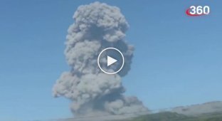 Курильский вулкан Эбеко выбросил в небо огромный столб пепла