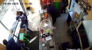 Парень на электросамокате не справился с управлением и въехал в павильон с шаурмой
