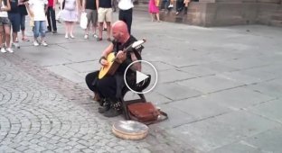 Очень необычный голос французского уличного музыканта