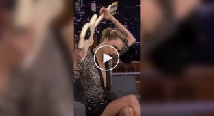 Cara Delevingne showed how she plays the guitar