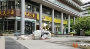 Китайцы придумали жилет со встроенной подушкой безопасности