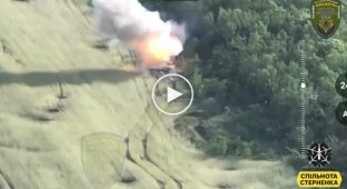 Українські захисники двома дронами-камікадзе знищили танк окупантів