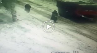 Настоящая лавина снега обрушилась с крыши дома на двух женщин в Кузбассе